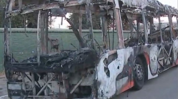 Queman vehículo de la locomoción colectiva en Peñalolén