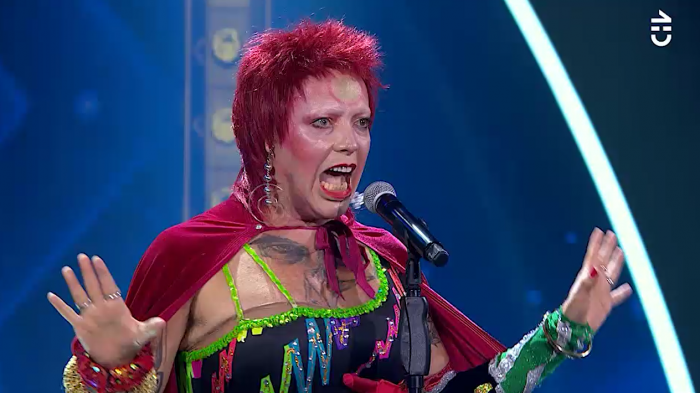 Imitador de David Bowie dejó perplejo al jurado con excéntrica presentación