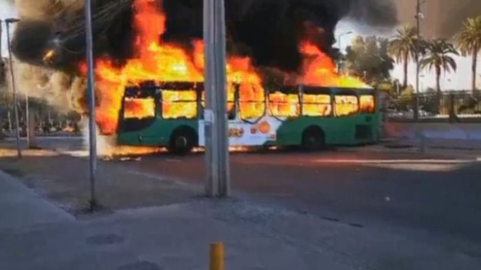 Turba atacó Municipalidad de Quilicura y quemó un bus del transporte público