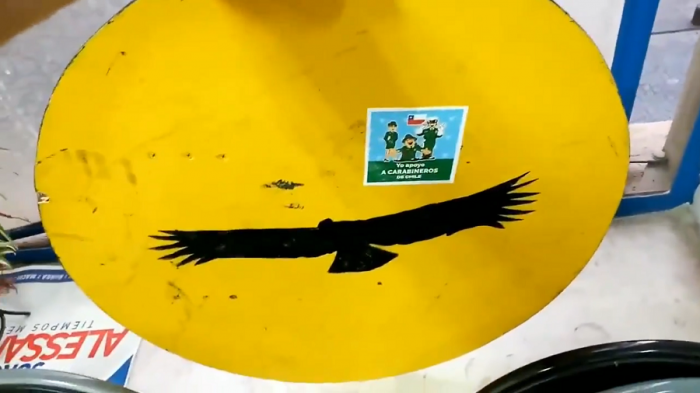 Denuncian fabricación de escudos en una sede de la UDI: Partido niega acusación