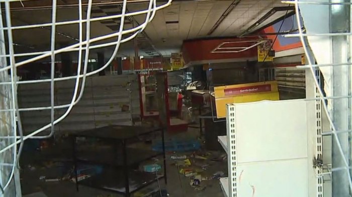 Arrasaron con todo: Turba saqueó supermercado en La Granja