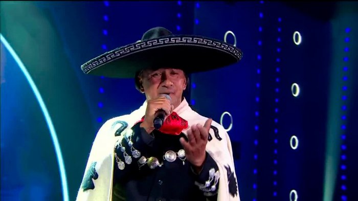 Pedro Fernández no solo imita sino que también canta sus productos en la playa