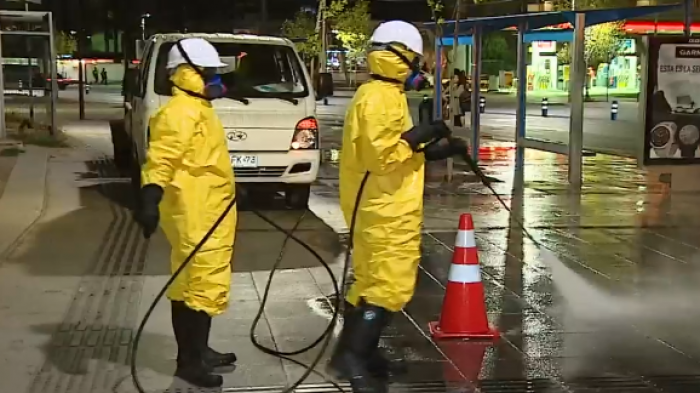 Medidas para evitar contagio de COVID-19: Ejecutan operativo de limpieza en Las Condes
