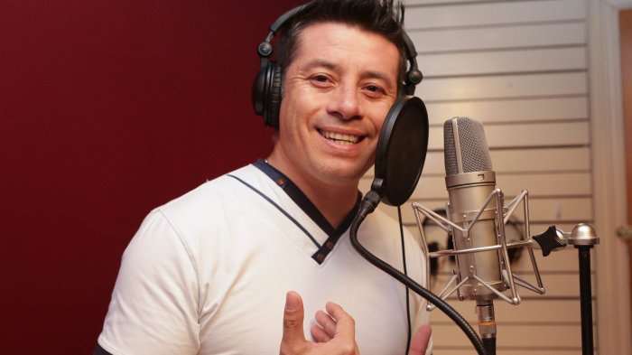 Leandro Martínez inició su vocación de cantante en las micros
