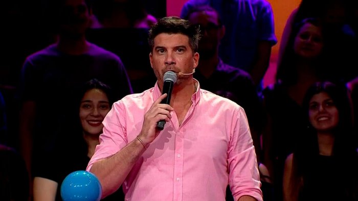 Mario Velasco se confundió de canción y cantó el Himno Nacional en la Pista Musical
