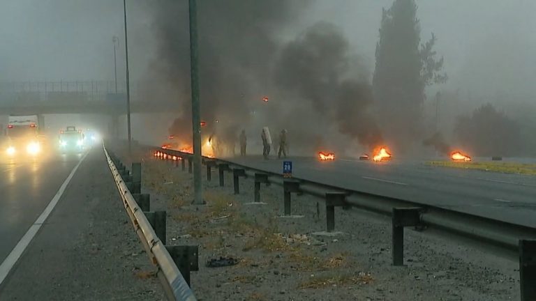 Súper Lunes: Registran barricadas y manifestaciones en distintos puntos de la Región Metropolitana