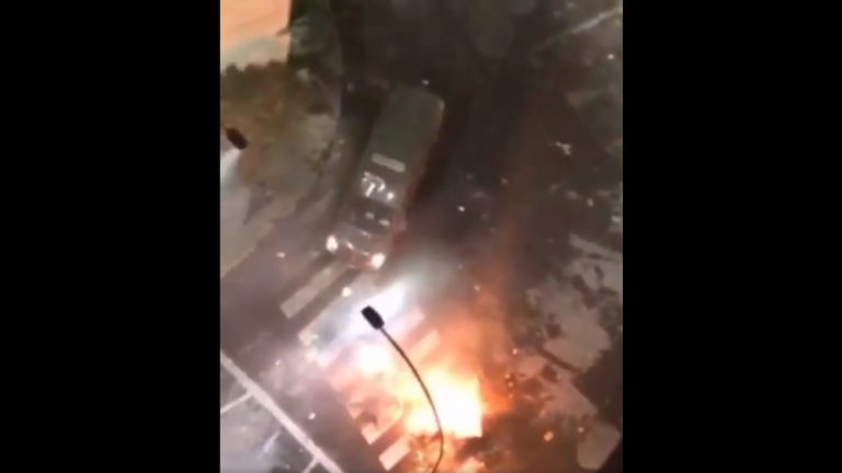 Graban a vehículo de Carabineros cuando atropelló a una persona cerca de Plaza Italia