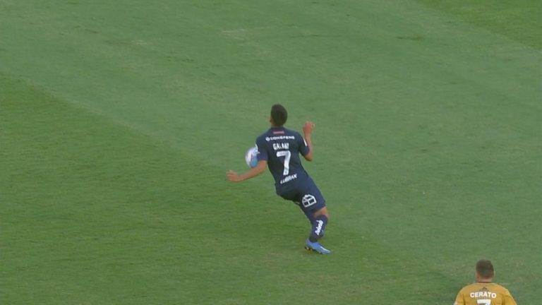 Todo Everton pidió penal por esta jugada que el árbitro no quiso revisar en el VAR