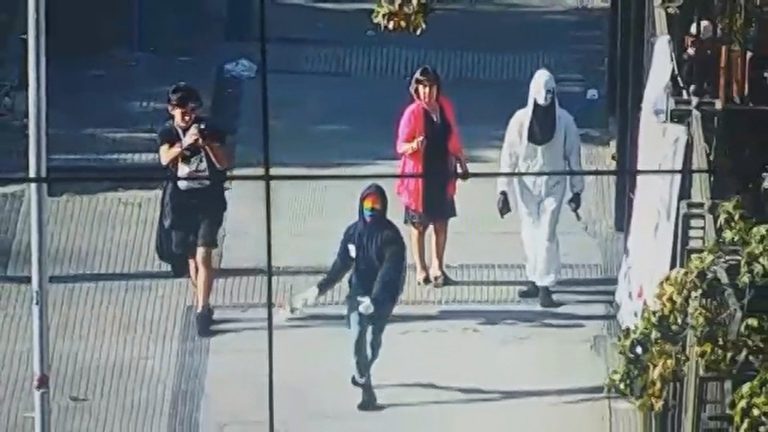 Reaparecieron los overoles blancos: Captan a rectora del I. Nacional intentado disuadir a manifestantes