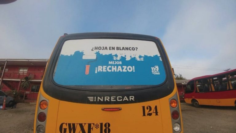 Duraron un día: Micros de Valparaíso y Viña del Mar retiraron afiches de campaña por el Rechazo