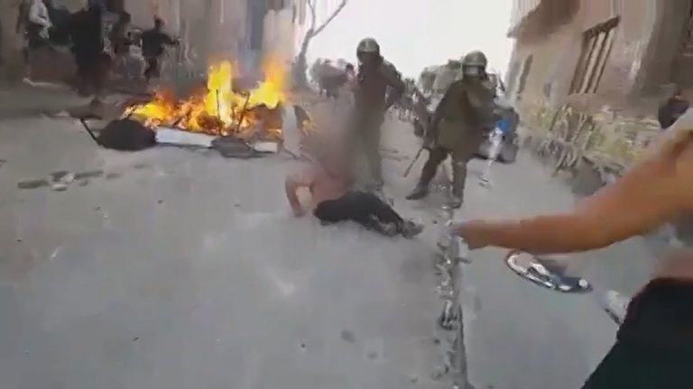 Fiscalía inició investigación de oficio por golpiza de funcionarios de Carabineros a adulto mayor