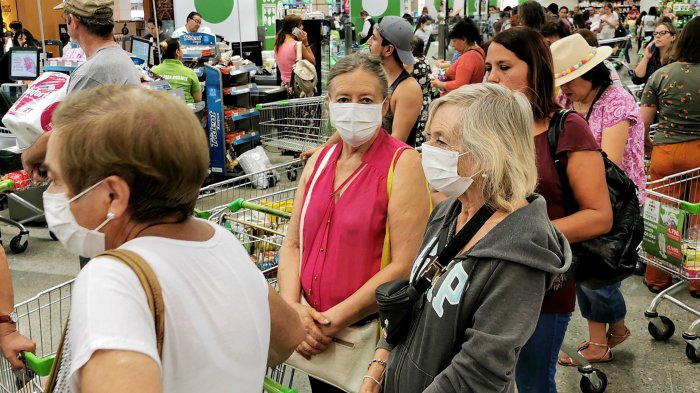 El llamado es a comprar lo necesario: Largas filas en supermercados y farmacias