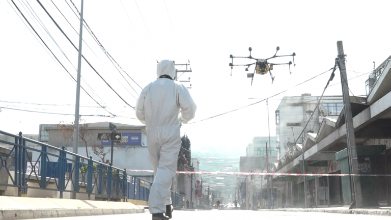 Municipio de Talcahuano utiliza un drone para sanitizar calles del centro de la comuna por coronavirus