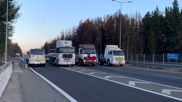 Exigen aduanas sanitarias: Camioneros bloquean ruta 68 en señal de protesta por COVID-19