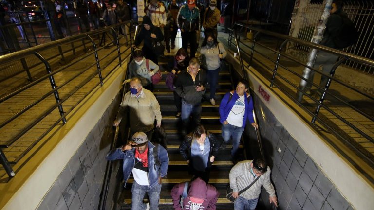 Personas se agolparon esperando locomoción para ir a trabajar: Así fue la mañana tras el toque de queda