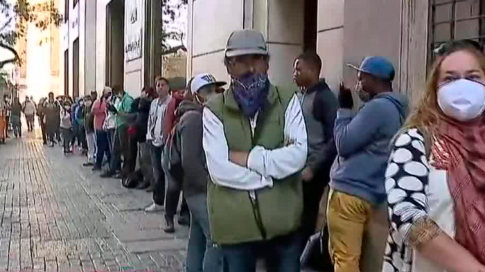 Largas filas para cobrar seguro de cesantía en centro de Santiago