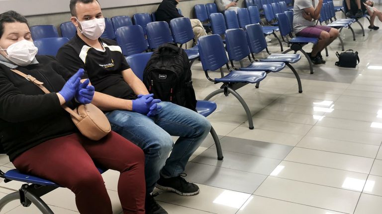 “La pandemia no se puede transformar en negocio”: Proyecto busca regular precios de medicamentos por COVID-19