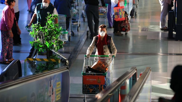 Mujer que violó cuarentena en Las Condes quedó en libertad, pero Gobierno anunció querella en su contra