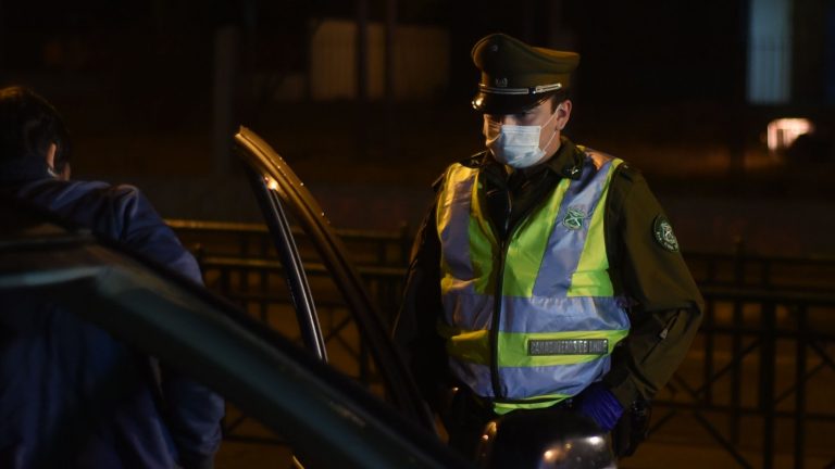 Balance de Carabineros: 446 personas fueron detenidas por no respetar el toque de queda