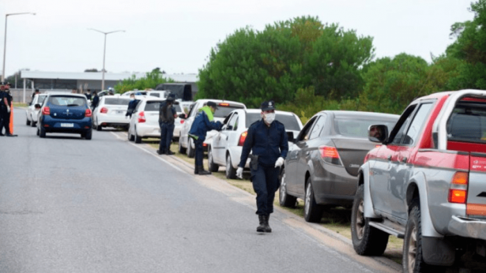 Taco kilométrico en carreteras: Argentinos salieron de la ciudad pese a la cuarentena