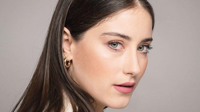 Hazal Kaya compartió tierna foto con su hijo con mensaje sobre la cuarentena