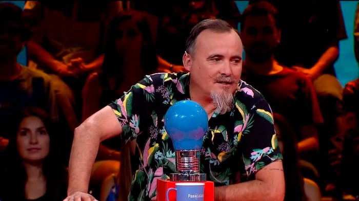 Como cantante es un buen humorista: El Flaco rompió los oídos de todos en Pasapalabra