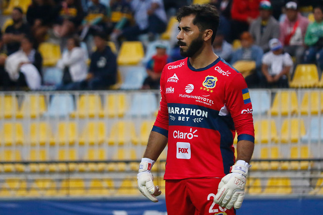 Madre de Johnny Herrera falleció en clínica de Temuco: Familia espera resultados de test por COVID-19