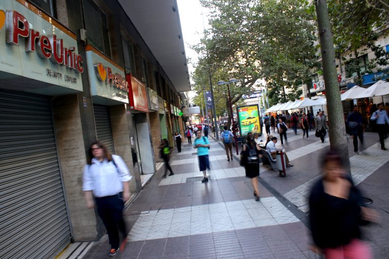 Chile supera los 3 mil contagios por COVID-19 y Banco Central proyecta recesión económica