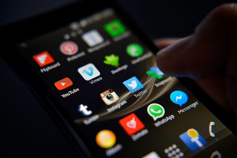 Bonos, bancos y Netflix: Ojo con estas estafas por chats que piden entregar claves