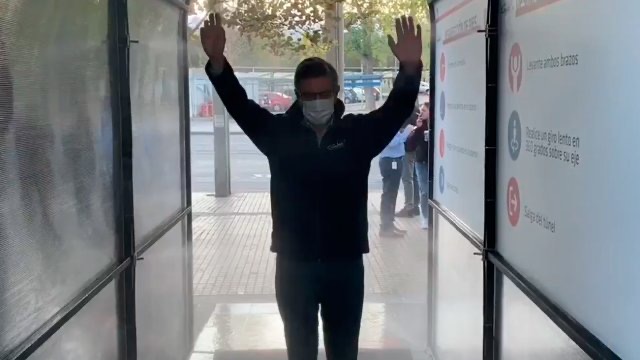 Cuesta $3 millones y mata el virus: Así es el túnel sanitizador que está funcionando en Las Condes