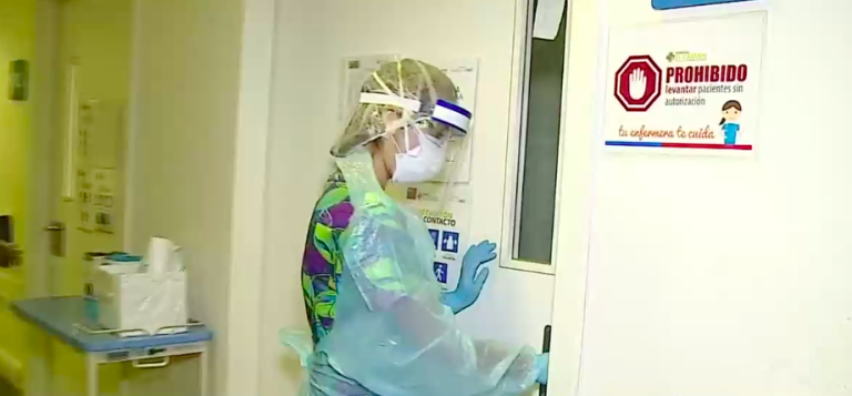 Entre temores y tensión: Así combate el coronavirus la “primera línea” de la salud en el Hospital El Carmen