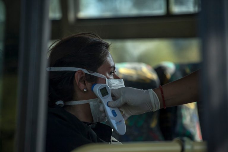 Chile se acerca a los 4 mil casos de COVID-19 y extreman las medidas para Semana Santa