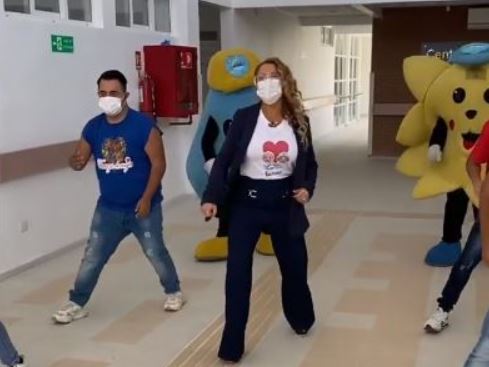 Cathy Barriga sorprendió con coreografía al ritmo del nuevo tema 