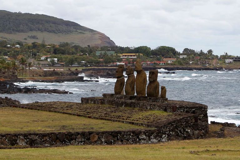 Seremi de Salud apacigua críticas por levantamiento de cuarentena en Rapa Nui: 