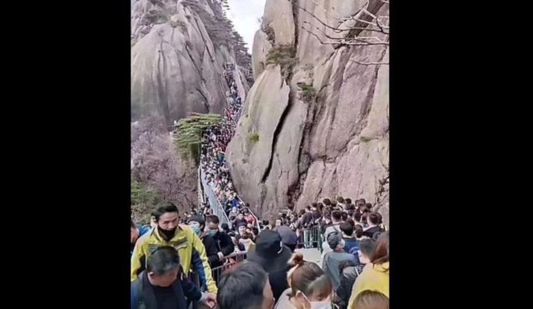 20 mil personas llegaron hasta una montaña en China tras ser reabierta en medio de la pandemia