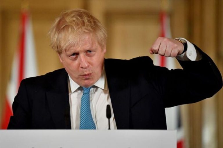 Boris Johnson sigue en la unidad de cuidados intensivos luego de ser tratado con oxígeno