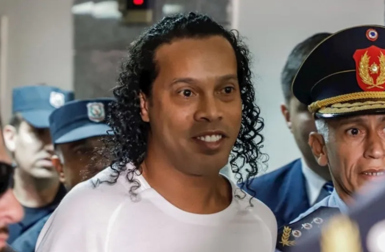 Ronaldinho y su hermano pagaron millonaria fianza para cumplir arresto domiciliario en Paraguay