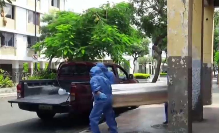 Denuncian que funcionarios de morgues en Ecuador piden dinero para entregar cuerpos