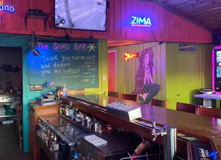 Dueña de bar retiró más de US$ 3 mil en billetes engrapados a las paredes para dárselos a sus trabajadores