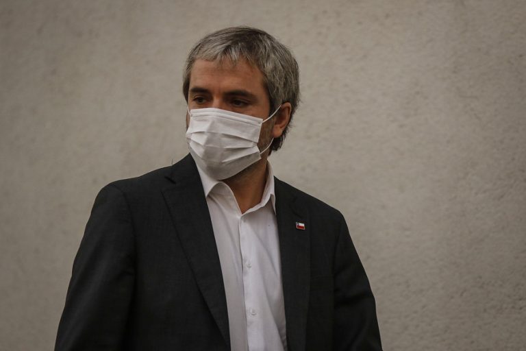 Gonzalo Blumel informó que 41 mil automóviles salieron de la RM con sus respectivos permisos