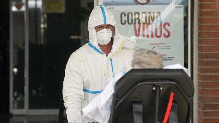 En España volvieron a aumentar las muertes por COVID-19, pero bajó el ritmo de contagios