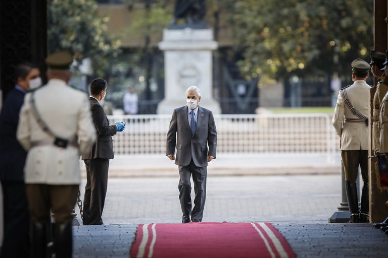 Gobierno aclara que sólo cuatro casos de guardia de Palacio con coronavirus trabajan en La Moneda
