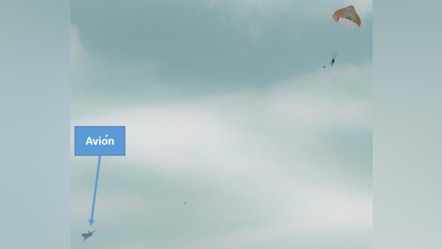 Hombre de 64 años se tiró de un avión a 760 metros de altura: Buscó algo para afirmarse y apretó el eyector