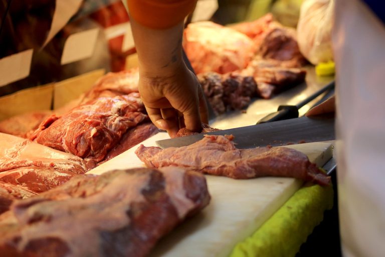 Cuatro trabajadores dieron positivo: Investigan posible brote de COVID-19 en carnicería de Pedro Aguirre Cerda