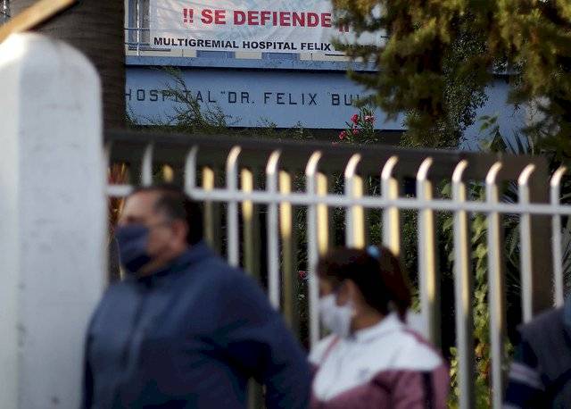 Largas filas para conseguir medicamentos en el Hospital Félix Bulnes: Subsecretario Zúñiga pidió disculpas a los pacientes