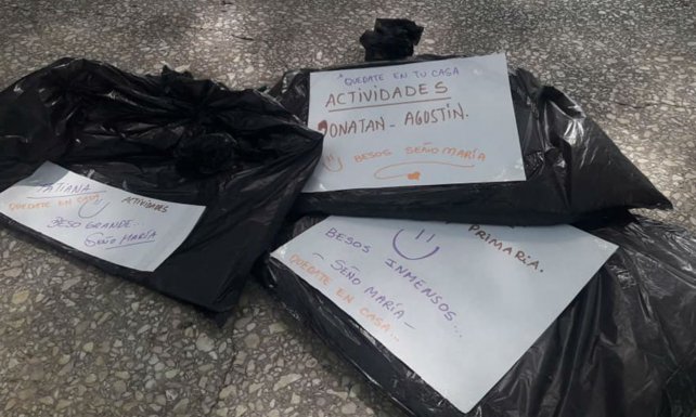 Profesora recorre 10 kilómetros para llevarle tareas a sus alumnos que no tienen Internet