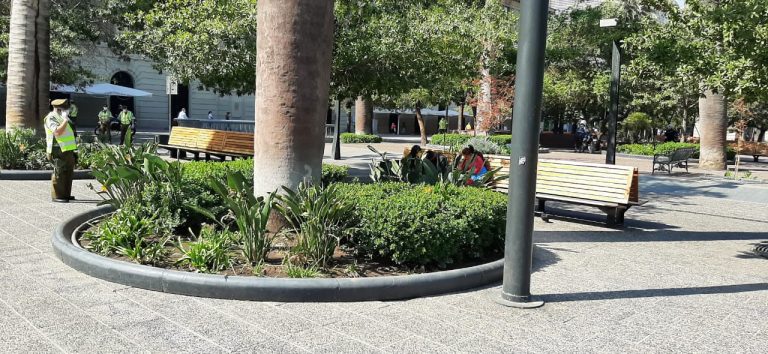 Sorprenden a tres personas en Plaza de Armas incumpliendo la cuarentena: Una era positivo por COVID-19