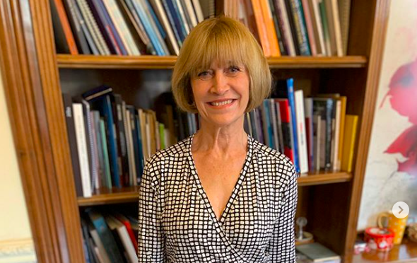 Hace su propia ropa: Evelyn Matthei empezará a compartir tips de costura y jardinería en Instagram