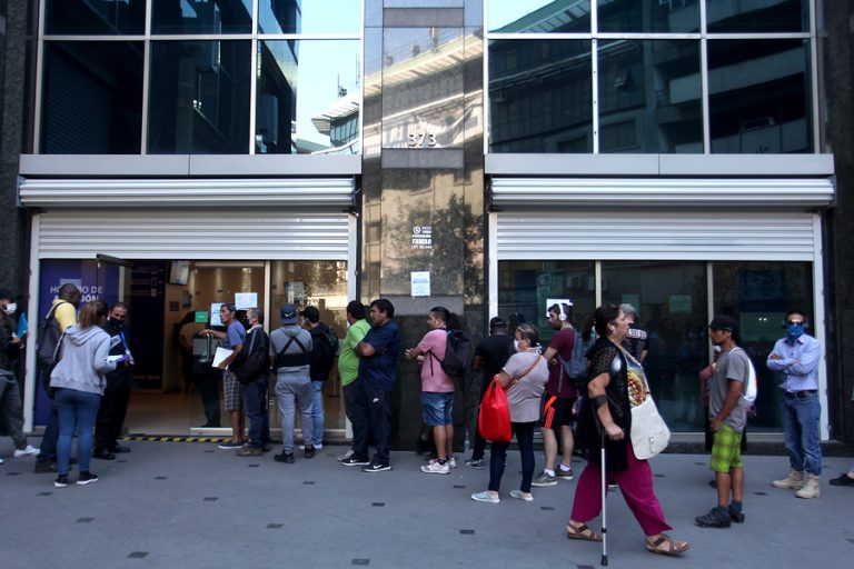 Hombre con COVID-19 fue sorprendido en la fila para cobrar el seguro de cesantía: Provocó un operativo policial