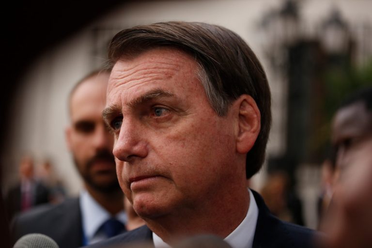 Ministro de Salud de Brasil confirma que fue destituido por Bolsonaro